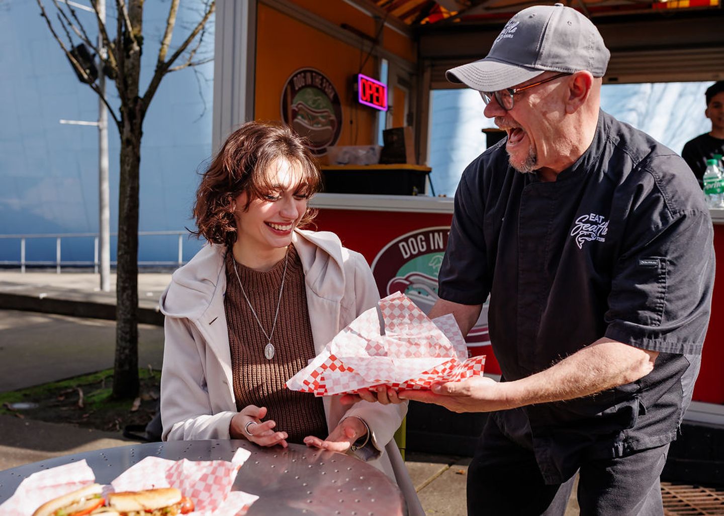Guide bringing food