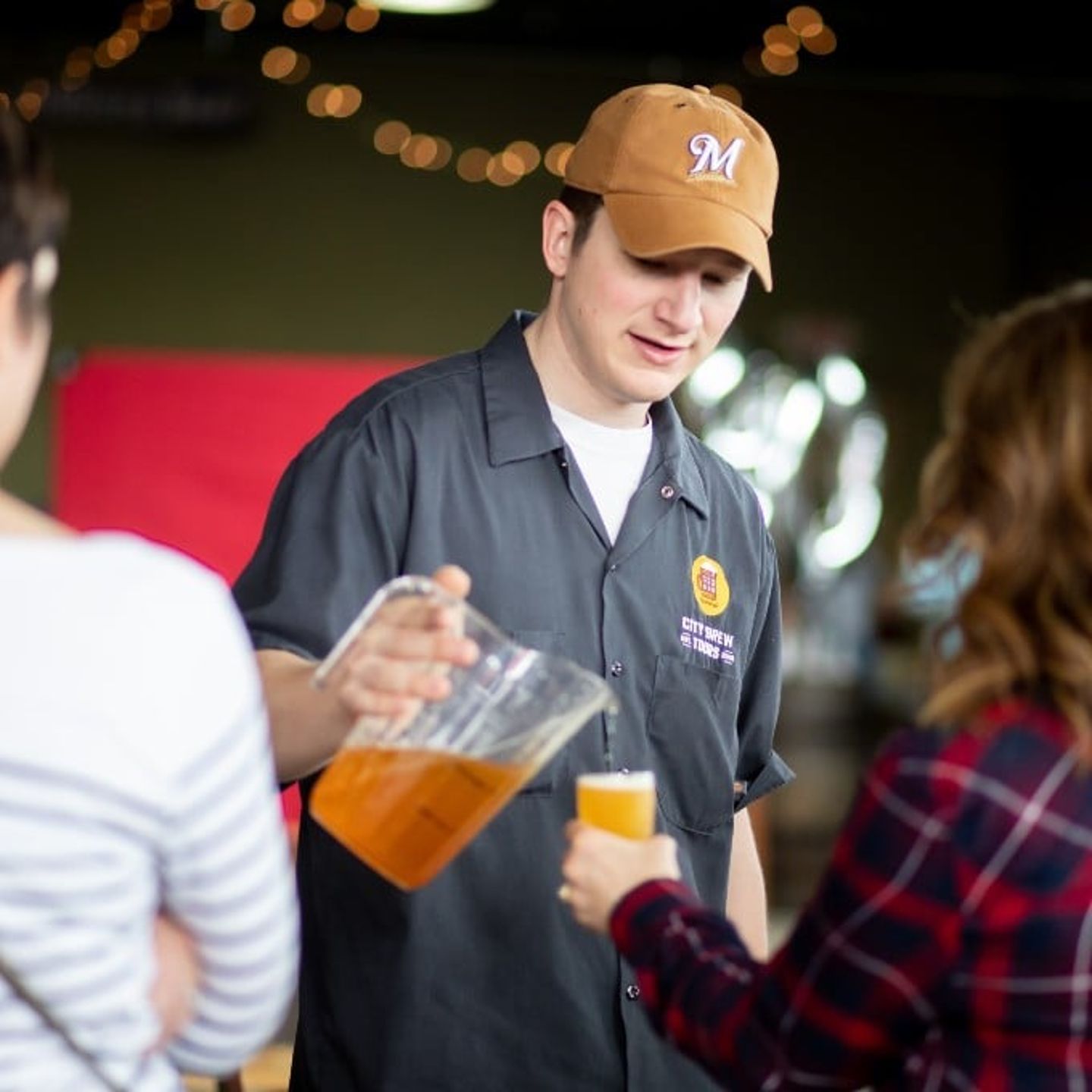 Guide pouring beer