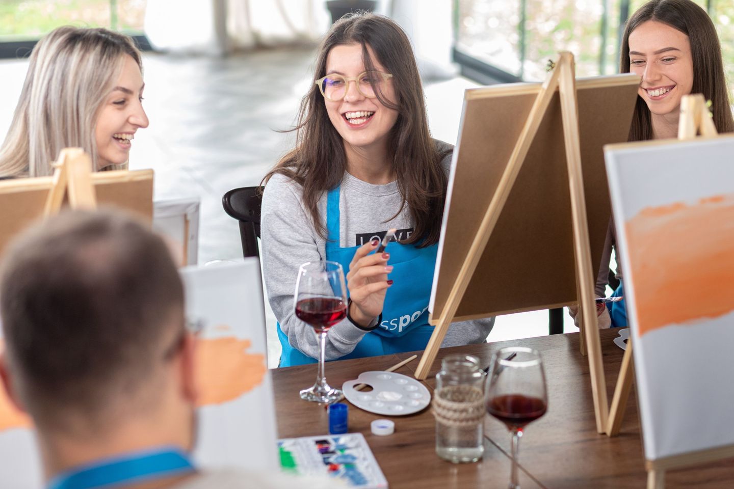 Friends painting