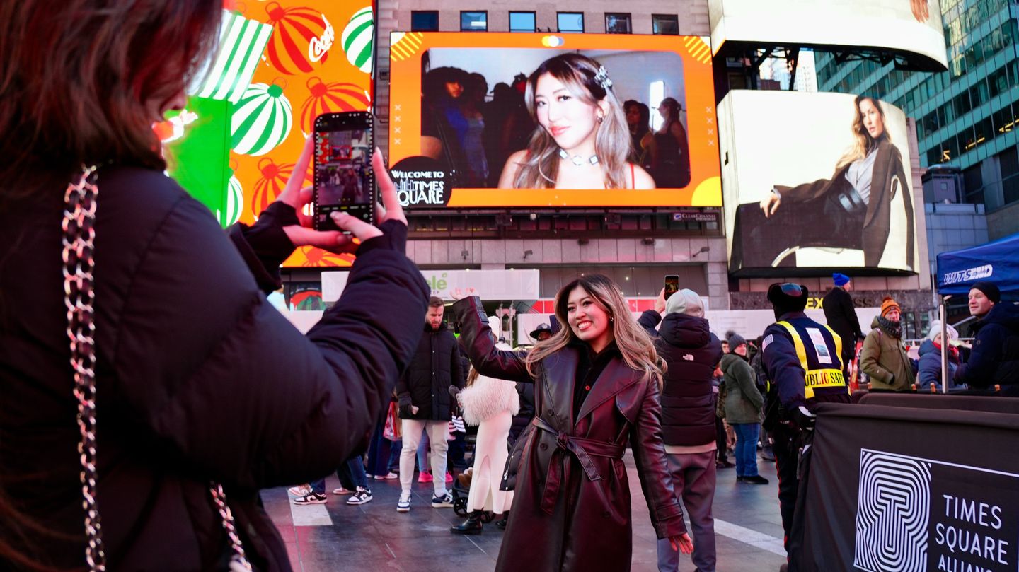Message in the Sky: Personalized Billboard Experience in Times Square 1