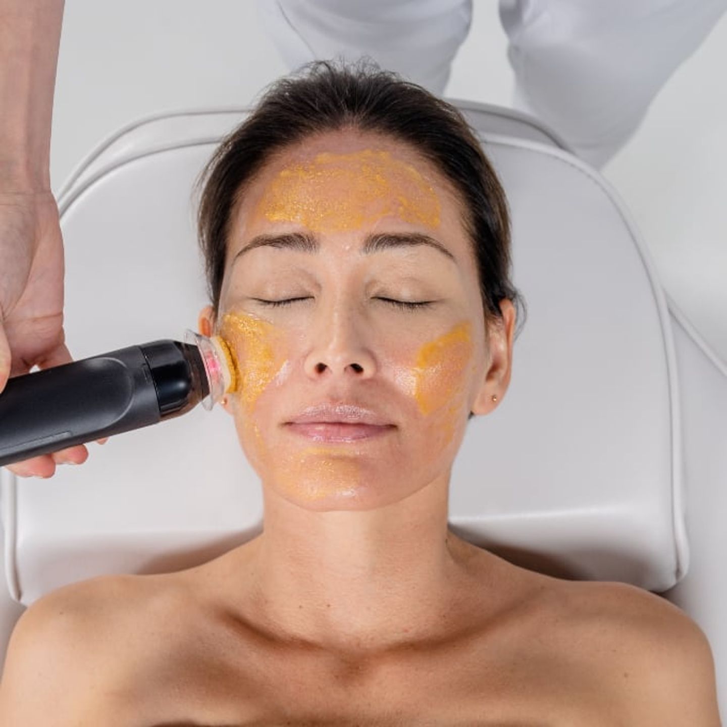 Women with mask for facial