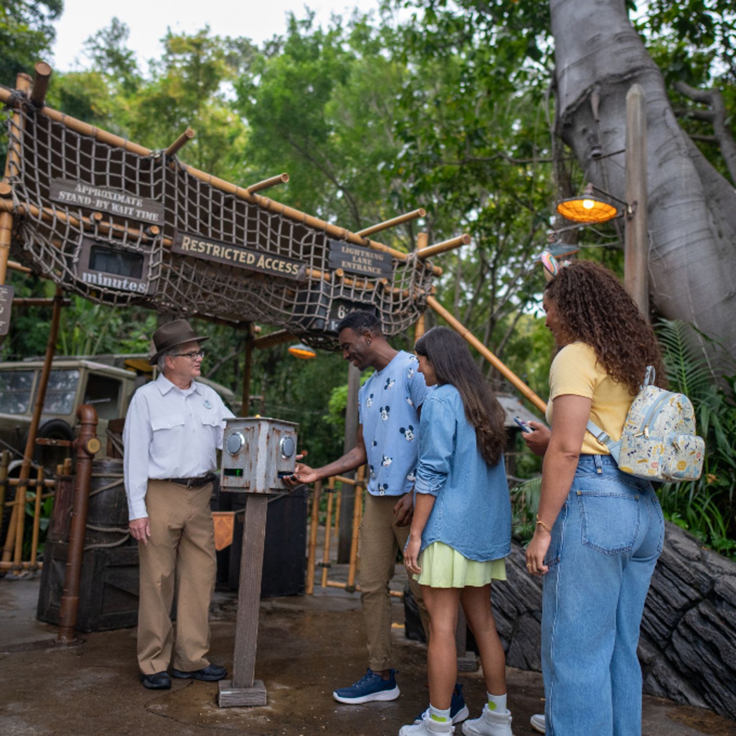 Family scanning ©Disney pass
