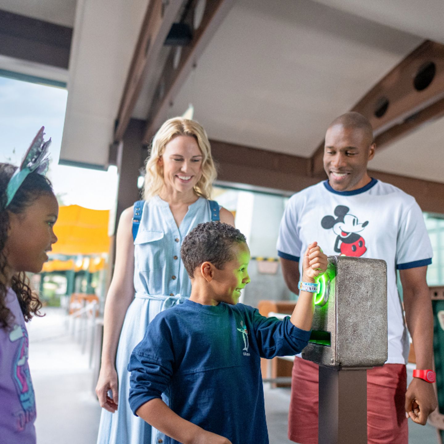 Family scanning ©Disney pass