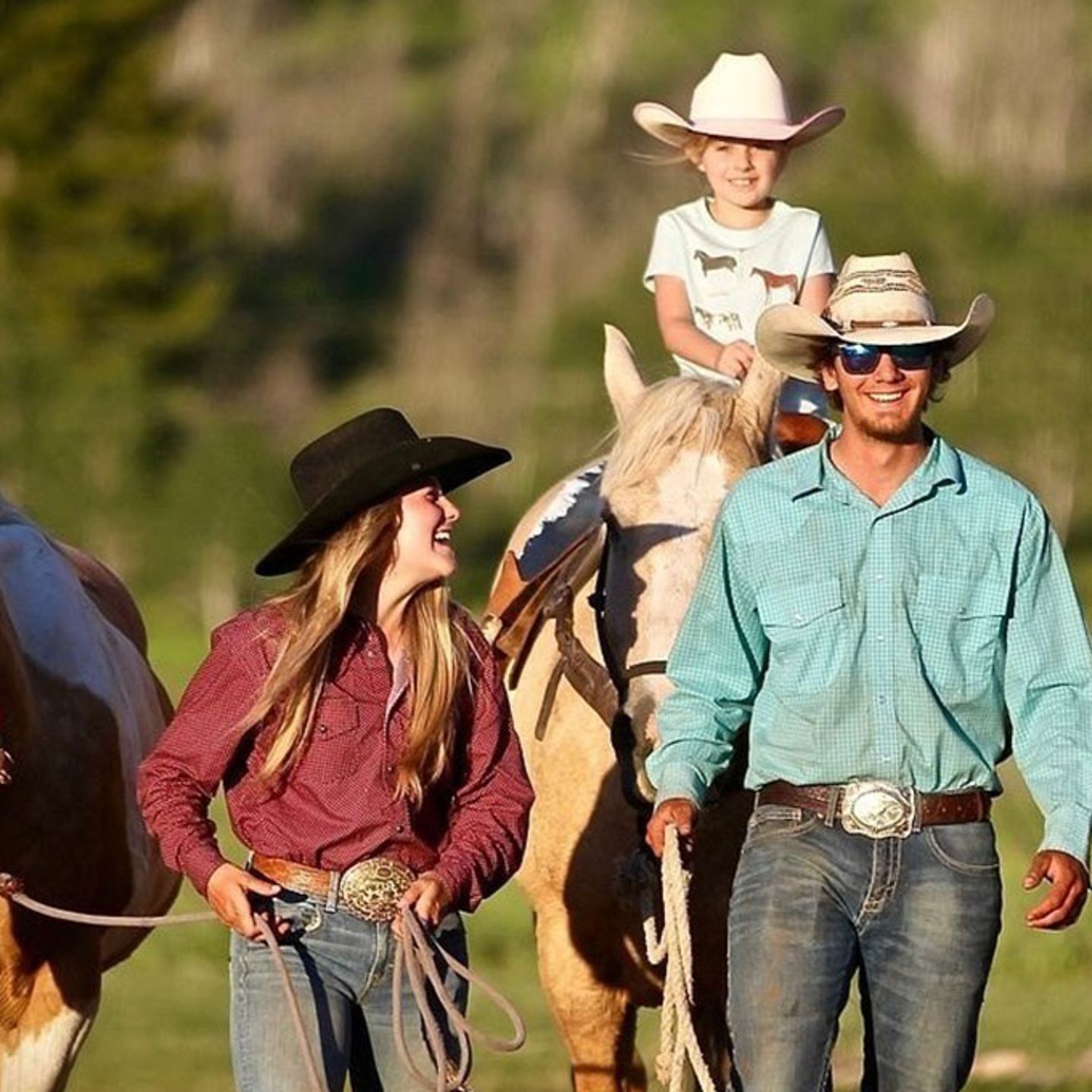 https://cdn.virgingifts.com/media/image/m/o/moosemeadowbreakfastride-willowcreekhorsebackrides1.jpg