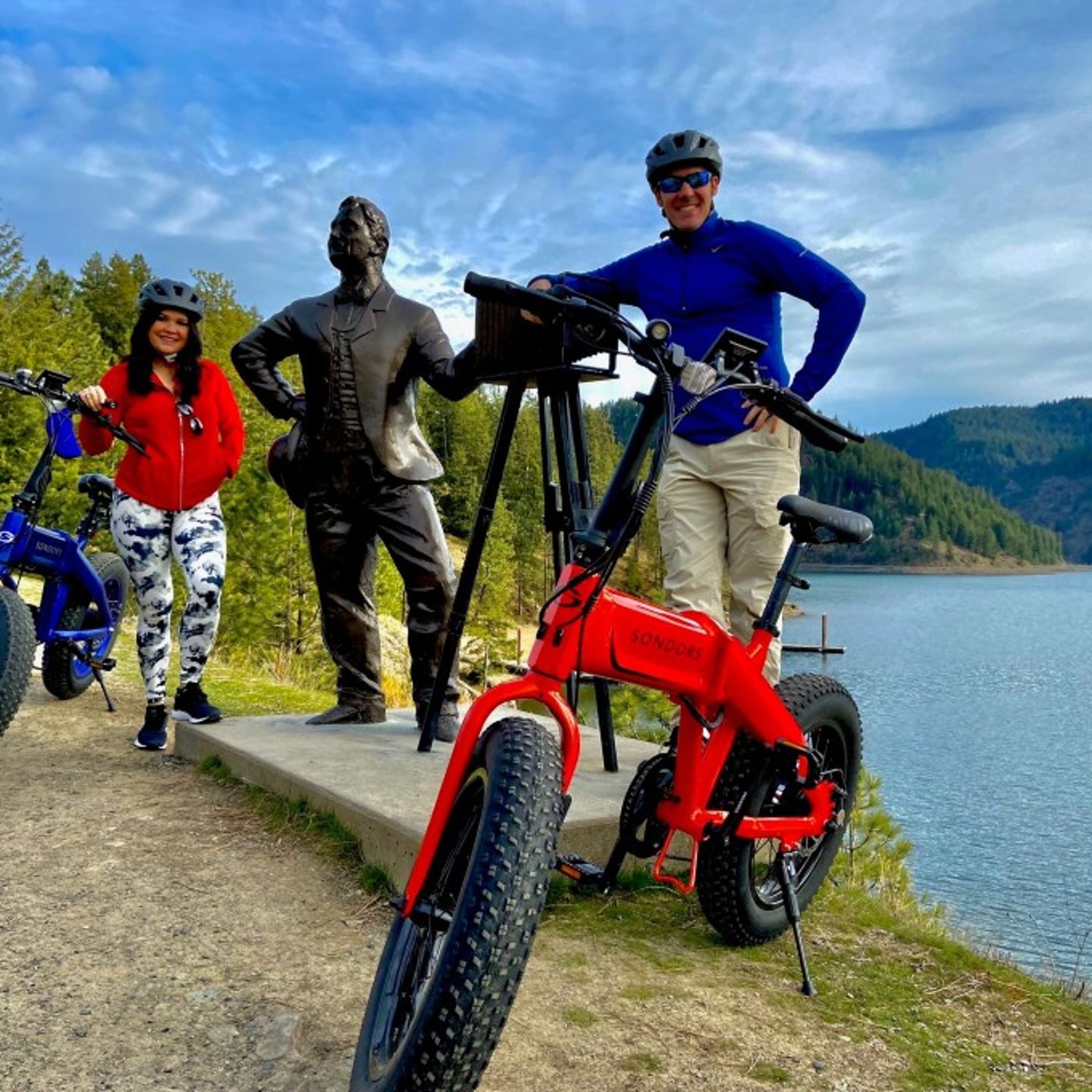 Couple with Statue and eBike's