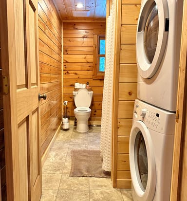 Relaxing Getaway for Two in a Modern-Rustic Cabin