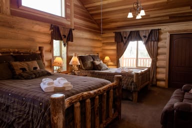 Alaskan Mountain Retreat: Mountain View Suite Room at the Alaska Knotty Pine B&B