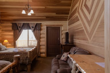 Alaskan Mountain Retreat: Mountain View Suite Room at the Alaska Knotty Pine B&B