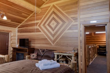 Alaskan Mountain Retreat: Mountain View Suite Room at the Alaska Knotty Pine B&B