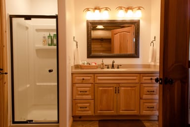 Alaskan Mountain Retreat: Mountain View Suite Room at the Alaska Knotty Pine B&B