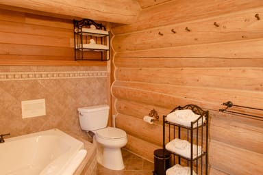 Alaskan Mountain Retreat: Mountain View Suite Room at the Alaska Knotty Pine B&B