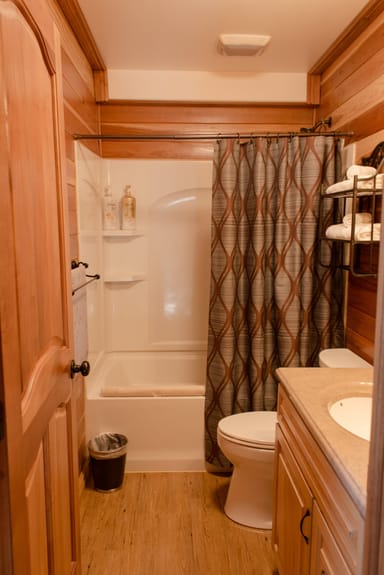 Cozy Alaskan Retreat: Bear's Den Room at the Alaska Knotty Pine B&B