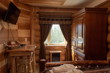 Cozy Alaskan Retreat: Bear's Den Room at the Alaska Knotty Pine B&B