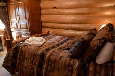 Cozy Alaskan Retreat: Bear's Den Room at the Alaska Knotty Pine B&B