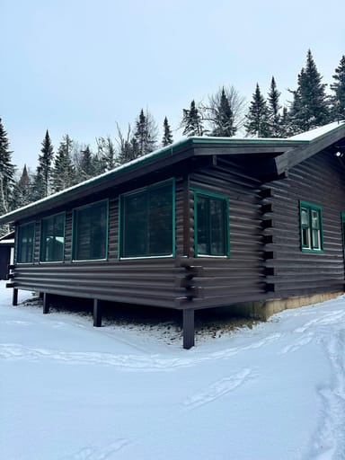 Relaxing Getaway for Two in a Modern-Rustic Cabin