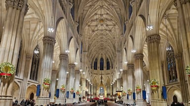 NYC Holiday Walking Tour: 5th Ave, Rockefeller Tree, and Christmas Village